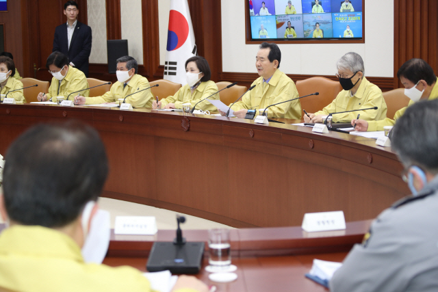 정세균 국무총리(오른쪽 세번째)가 21일 정부서울청사에서 열린 신종 코로나바이러스 감염증(코로나19) 대응 중앙재난안전대책본부 회의를 주재하며 발언하고 있다.  /연합뉴스