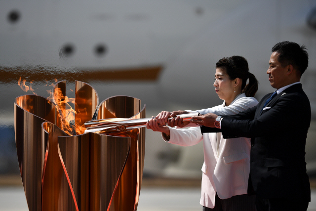 '일본 내 코로나19 폭발할 것'…도쿄올림픽 '결단' 앞둔 아베