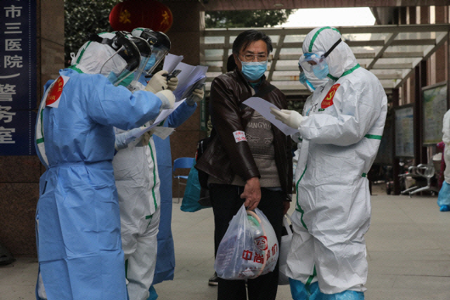 중국 의료진들이 지난 4일 우한의 한 병원을 퇴원하는 코로나19 완치 환자의 자료를 점검하고 있다. /AFP연합뉴스
