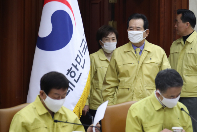 정세균 국무총리가 21일 정부서울청사에서 열린 신종 코로나바이러스 감염증(코로나19) 대응 중앙재난안전대책본부 회의에 참석하고 있다. /연합뉴스