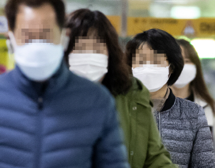 대구 범어네거리역에서 마스크를 쓴 시민들이 출근길을 재촉하고 있다./연합뉴스