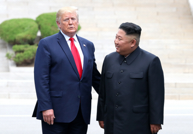 도널드 트럼프 미국 대통령과 북한 김정은 국무위원장이 지난해 6월30일 오후 판문점 군사분계선 북측 지역에서 만나 인사한 뒤 남측 지역으로 이동하기 전 대화하고 있다./판문점=연합뉴스