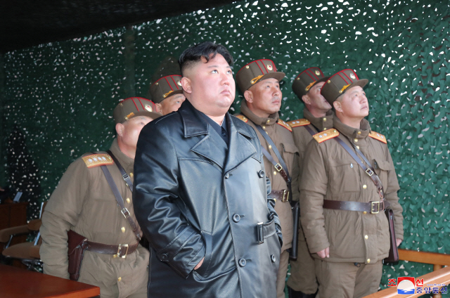 김정은 북한 국무위원장이 21일 전술유도무기 시범사격을 참관했다고 조선중앙통신이 22일 보도했다./평양 조선중앙통신=연합뉴스