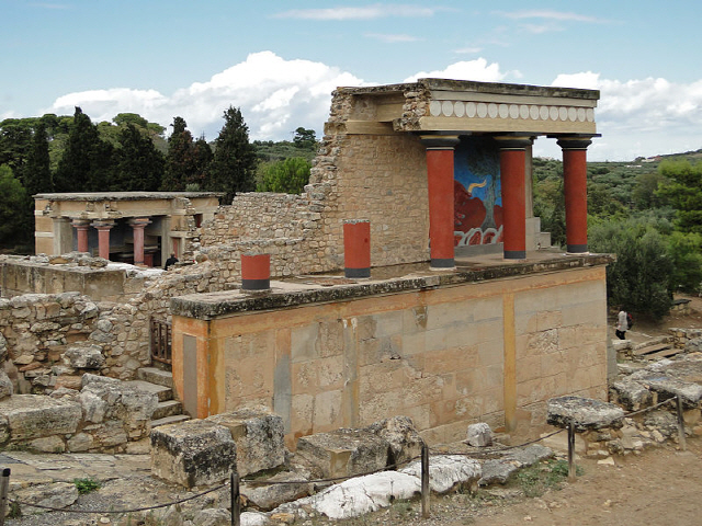 일부 복원된 크노소스 궁전. 아서 에번스 교수는 ‘20세기 재료로 기원전 20세기를 복원했다’는 비판을 받았다./사진=위키피디아