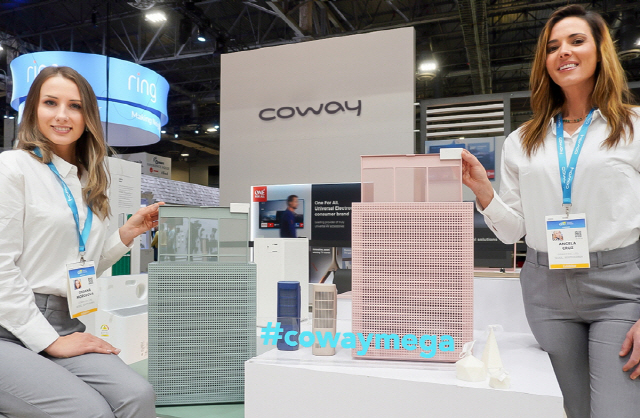 지난 1월6일(현지시간) 미국 라스베이거스에서 열린 CES2020에서 코웨이 관계자들이 자기관리형 공기청정기 제품을 소개하고 있다./사진제공=코웨이