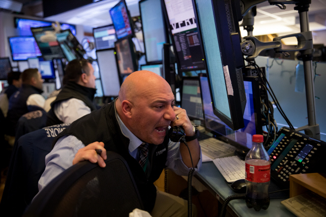 18일(현지시간) 뉴욕증시가 폭락하자 뉴욕증권거래소(NYSE)의 한 트레이더가 다급한 표정을 지으며 전화로 주문을 내고 있다.      /뉴욕=신화연합뉴스