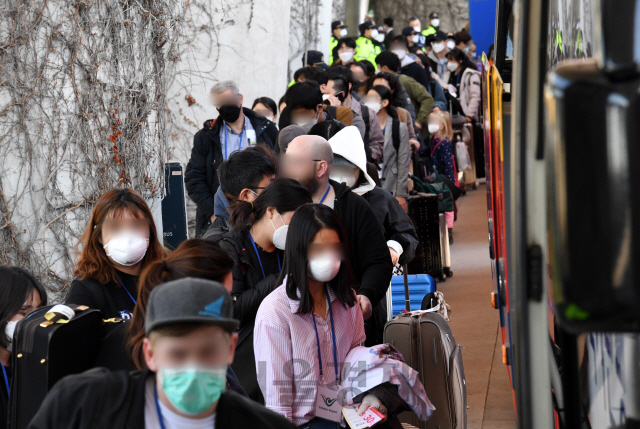 지난 22일 인천국제공항 1터미널을 통해 독일 프랑크푸르트발 비행기 탑승객들이 입국하고 있다./영종도=성형주기자