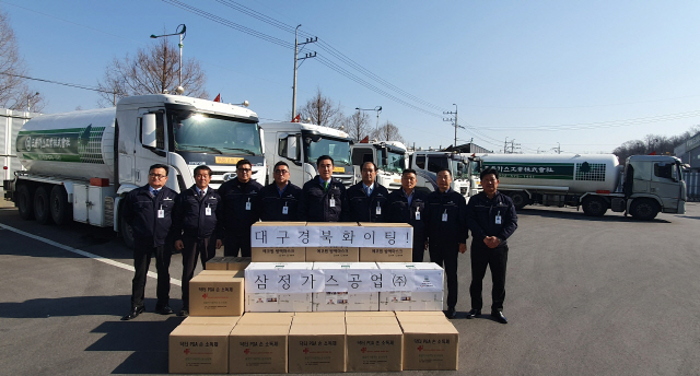 심승일(가운데) 삼정가스공업 대표와 임직원이 23일 인천 본사에서 대구경북에 전달할 구호물품을 두고 기념촬영을 하고 있다. / 사진제공=삼정가스공업