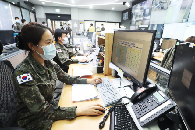 경기도 성남시 국군의무사령부 의료종합상황센터에서 군 장병들이 코로나19 대응 상황 등을 점검하고 있다.   /성남=연합뉴스