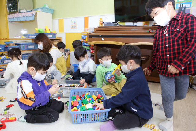 지난 11일 강원 인제군의 한 어린이집에서 아이들이 장난감 놀이를 하고 있다. /인제=연합뉴스