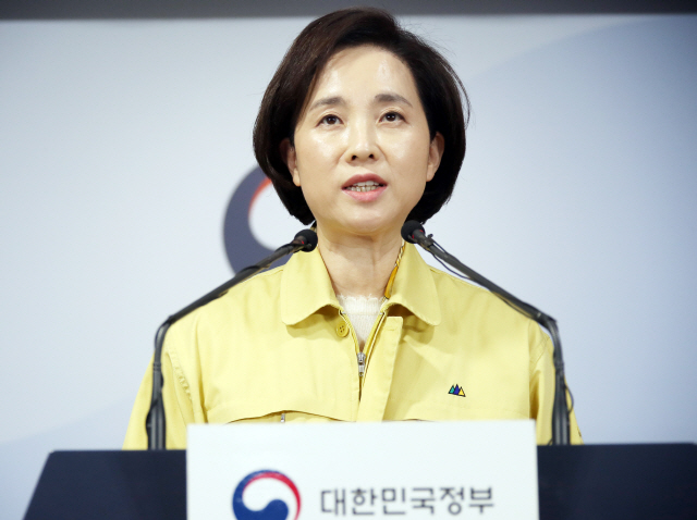 유은혜 부총리 겸 교육부 장관이 지난 17일 정부서울청사에서 코로나19의 지역감염 우려가 지속하는 가운데 추가 개학 연기와 판단 근거, 후속대책 등을 발표하고 있다.     /연합뉴스