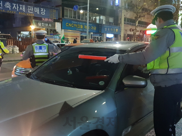 서울관악경찰서 경찰들이 음주단속을 실시하고 있다./한동훈기자