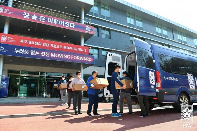 대한축구협회 직원들이 23일 파주 국가대표 트레이닝센터(NFC)의 짐을 정리하고 있다. /사진제공=대한축구협회