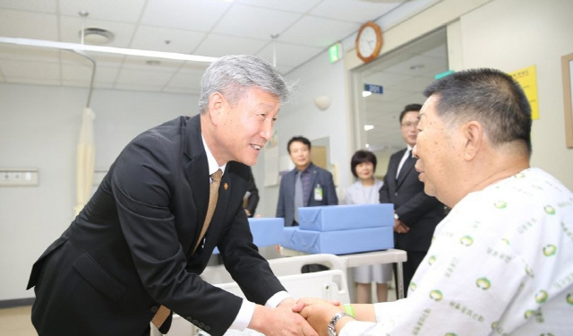 박삼득 국가보훈처장이 지난해 12월 대구 달서구 대구보훈병원에 방문해 입원 치료중인 보훈대상자에게 위문품을 전달하고 있다.    /대구=연합뉴스