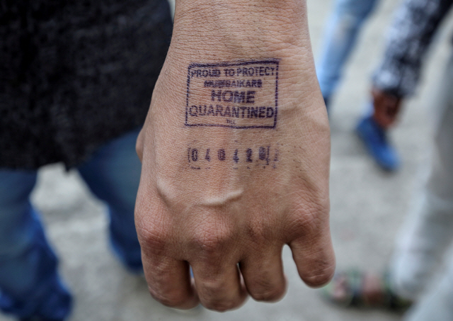 21일 한 인도인의 손에 ‘자택격리’를 의미하는 도장이 찍혀 있다./뭄바이=로이터연합뉴스