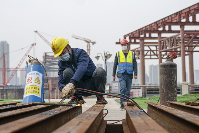 24일 중국 후베이성 우한에서 노동자들이 코로나19 확산으로 중단했던 다리 건설 작업을 재개하고 있다./우한=신화연합뉴스