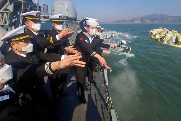 해군 2함대 황도현함 장병들이 23일 백령도 인근 해상에서 천안함 46용사 해상 위령제를 진행하면서 해상헌화를 하고 있다.   /사진제공=해군