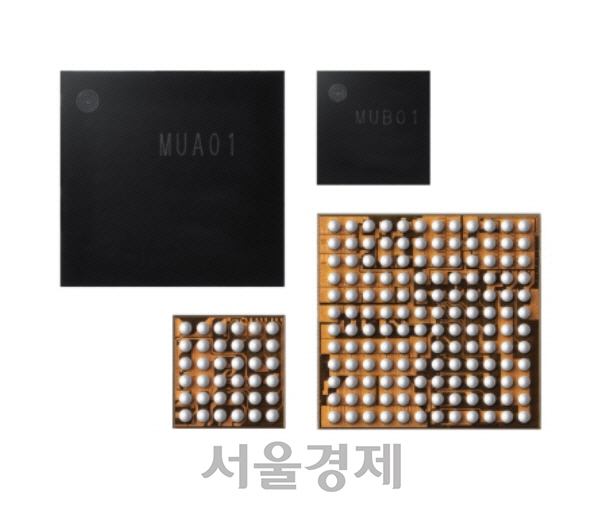 삼성전자가 출시한 무선이어폰용 통합 전력관리칩 ‘MUA01’과 ‘MUB01’의 모습./사진제공=삼성전자