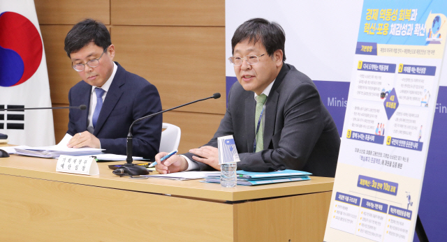 안일환(오른쪽) 기획재정부 예산실장이 지난 20일 정부세종청사에서 2021년도 예산안 편성 및 기금운용계획안에 대해 설명하고 있다. /연합뉴스