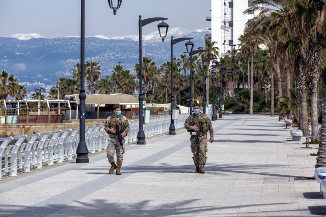 23일(현지시간) 레바논 베이루트의 한 해변에서 군인들이 순찰을 돌고있다.레바논 정부는 지난 21일 군을 동원해 시민이 불필요한 외출을 하지 않도록 순찰하겠다고 밝혔다./베이루트=EPA연합뉴스