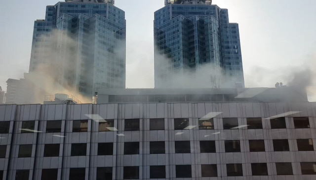 24일 오후 서울 영등포구 여의도 백화점 건물에 불이 나 연기가 피어오르고 있다./연합뉴스