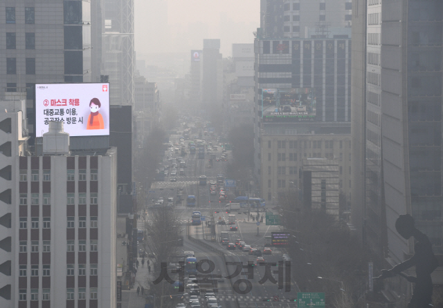 수도권 미세먼지 농도가 ‘나쁨’ 수준을 보인 지난달 14일 서울 광화문 도심이 뿌옇게 보이고 있다. 국립환경과학원은 “중부지역은 대부분 대기 정체로 전날 미세먼지와 국내 발생 미세먼지가 축적되고 국외 미세먼지가 유입돼 농도가 높을 것으로 예상한다”고 밝혔다./