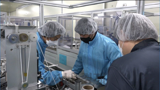 경기도 안성에 있는 마스크 제조업체 E&W에 파견된 삼성의 제조전문가들이 마스크 생산량을 늘리기 위한 제조공정 개선을 돕고 있다. /사진제공=삼성전자