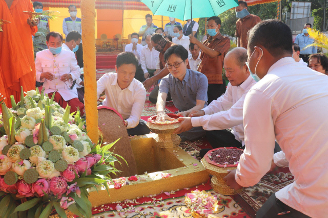정부 개발협력 전문기관인 KOICA와 현지 관계자들이 지난 21일(현지시간) 캄보디아 수도 프놈펜에서 불교 전통의식으로 이비인후과 전문병원 착공식을 갖고 있다. /사진제공=KOICA