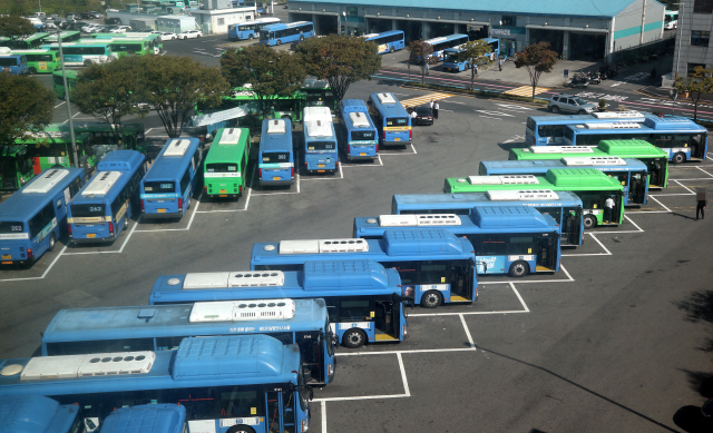 서울 시내 한 공영차고지에 버스들이 주차돼 있다./연합뉴스