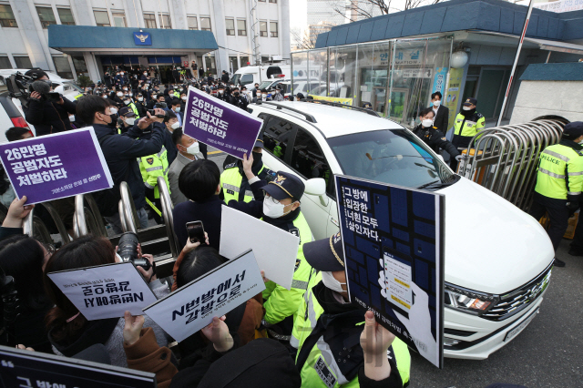 인터넷 메신저 텔레그램에서 미성년자 등의 성 착취물을 제작·유포하고 협박한 혐의를 받는 '박사방' 운영자 조주빈(25)이 25일 오전 서울 종로경찰서에서 검찰에 송치되고 있다. '성폭력범죄의 처벌 등에 관한 특례법'에 따라 피의자의 신상이 공개된 것은 조주빈이 첫 사례다./오승현기자 2020.03.25