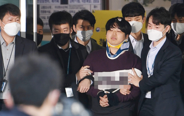 미성년자를 포함한 여성을 협박해 성 착취 불법 촬영물을 제작하고 유포한 텔레그램 ‘박사방’ 운영자 조주빈이 25일 오전 서울 종로경찰서에서 검찰로 송치되고 있다. /연합뉴스