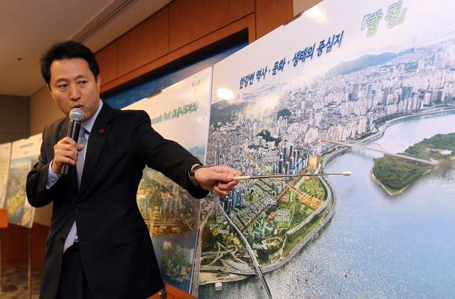 오세훈 당시 서울시장이 2011년 1월 서울 한강 주변의 전략정비계획을 설명하고 있다.  /연합뉴스