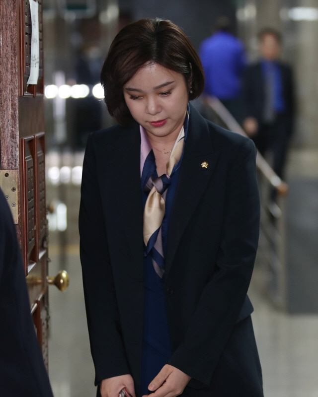 정은혜 더불어민주당 의원이 25일 오후 국회에서 열린 의원총회에 참석하기 위해 회의장으로 향하고 있다. /연합뉴스