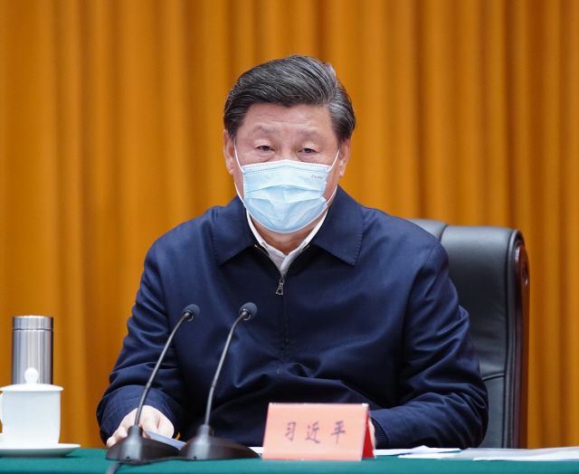 시진핑 중국 국가주석이 지난 10일 코로나19 발원지인 후베이성 우한을 방문해 지역 관료들에게 지시하고 있다. /신화연합뉴스