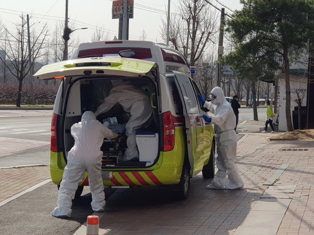 신종 코로나바이러스 감염증(코로나19) 확진자가 나온 경북 경산시 계양동 서요양병원에서 21일 오전 환자 이송 작업이 진행되고 있다./경산=연합뉴스