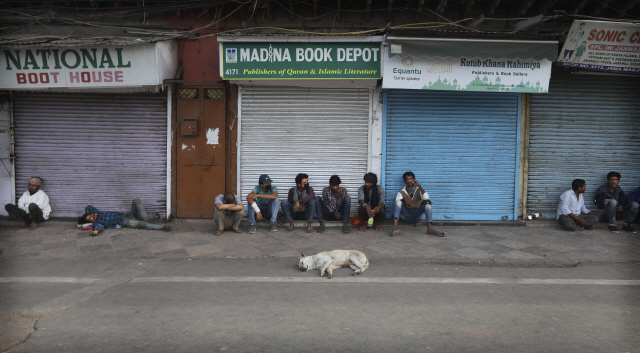 코로나19 전국봉쇄령으로 문 닫은 인도 상점들./AP연합뉴스