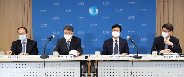 윤면식(왼쪽 두번째) 한국은행 부총재가 26일 서울 중구 한은에서 금융안정 방안에 대해 설명하고 있다. 한은은 오는 6월까지 유동성을 무제한 공급하기로 했다.  /사진제공=한은