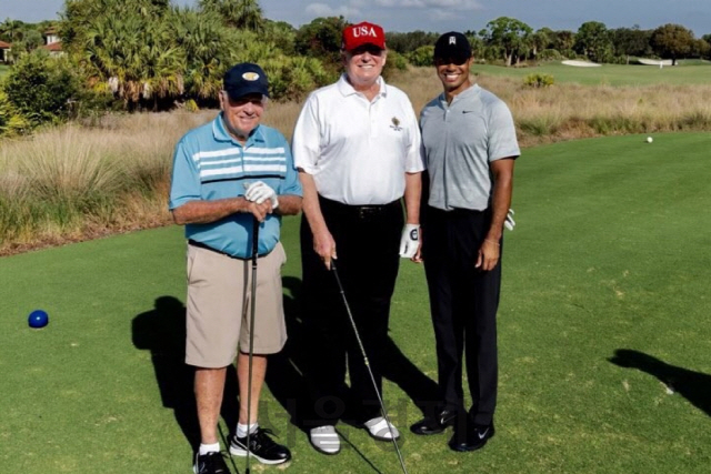 기념촬영하는 도널드 트럼프(가운데) 미국 대통령과 골프전설 잭 니클라우스(왼쪽), 골프황제 타이거 우즈. /트럼프 트위터