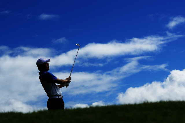 강성훈이 지난 1월 미 하와이주 카팔루아플랜테이션코스에서 열린 미국프로골프(PGA)투어 센트리토너먼트오브챔피언스에서 샷을 날리고 있다. /카팔루아=AFP연합뉴스