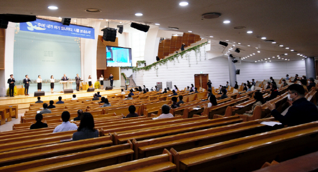 지난 22일 대전 서구 새로남교회에서 신도들이 예배를 드리고 있다. 교회 측은 예배 참석자 간 일정 거리 이상을 유지해 착석했다고 설명했다./연합뉴스