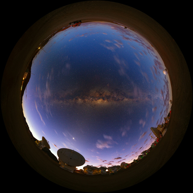 칠레의 아타카마 대형 전파 망원경으로 촬영한 은하수의 모습./사진제공=ⓒ 2020 National Geographic Partners, LLC.