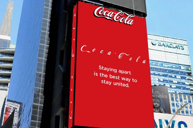 코카콜라의 알파벳 간격을 띄워 ‘사회적 거리 두기’를 강조한 미국 뉴욕 타임스스퀘어의 코카콜라 광고판. /사진제공=코카콜라