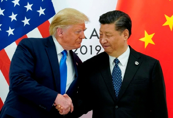 지난 2019년 6월 일본 오사카에서 열린 G20 정상회의에서 도널드 트럼프(왼쪽) 미 대통령과 시진핑 중국 국가주석이 악수하고 있다./오사카=로이터연합뉴스