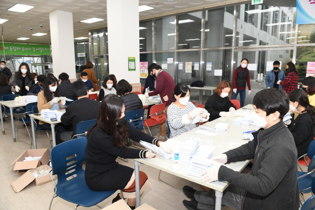 27일 부산 기장군청 직원들이 기장형 재난기본소득 신청서를 군민에게 발송하기 위한 우편물 작업을 하고 있다./사진제공=기장군