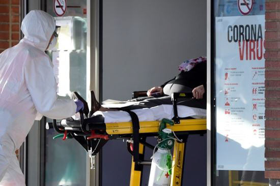 26일(현지시간) 스페인 레가네스의 한 병원에서 의료진이 코로나19 환자를 이송하고 있다. /AFP=연합뉴스