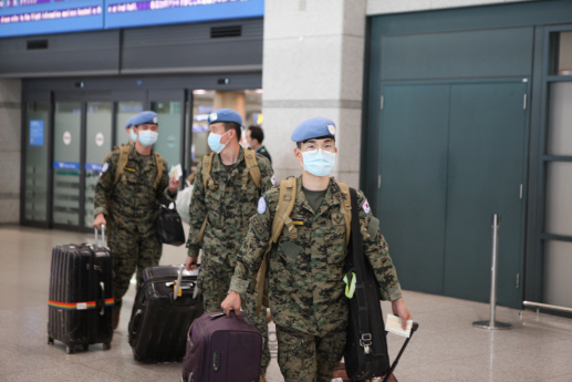 한빛부대 장병들이 28일 오전 인천공항으로 귀국을 하고 있다.   /사진제공=국방부