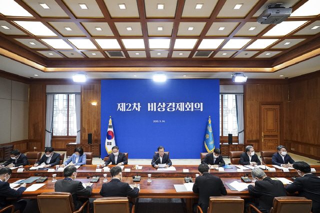 100조 발표한 文대통령 '생계 지원'도 파격 대책 내놓을까