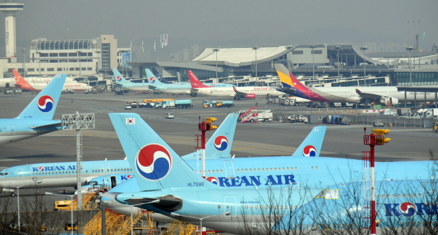 코로나19의 여파로 서울 김포국제공항 주기장에 비행기들이 서 있다./이호재기자