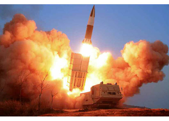 지난 21일 북한이 동해상으로 전술지대지미사일을 발사하고 있다. 사진은 북한 노동신문 홈페이지 캡처. /연합뉴스