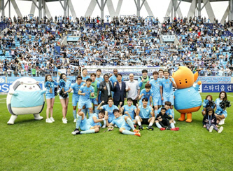 대구FC는 한국 프로 스포츠계에서 팬들과 가장 적극적으로 소통면서 지역사회에도 여러 긍정적인 변화를 가져오고 있는 구단으로 꼽힌다. /사진제공=대구FC 홈페이지